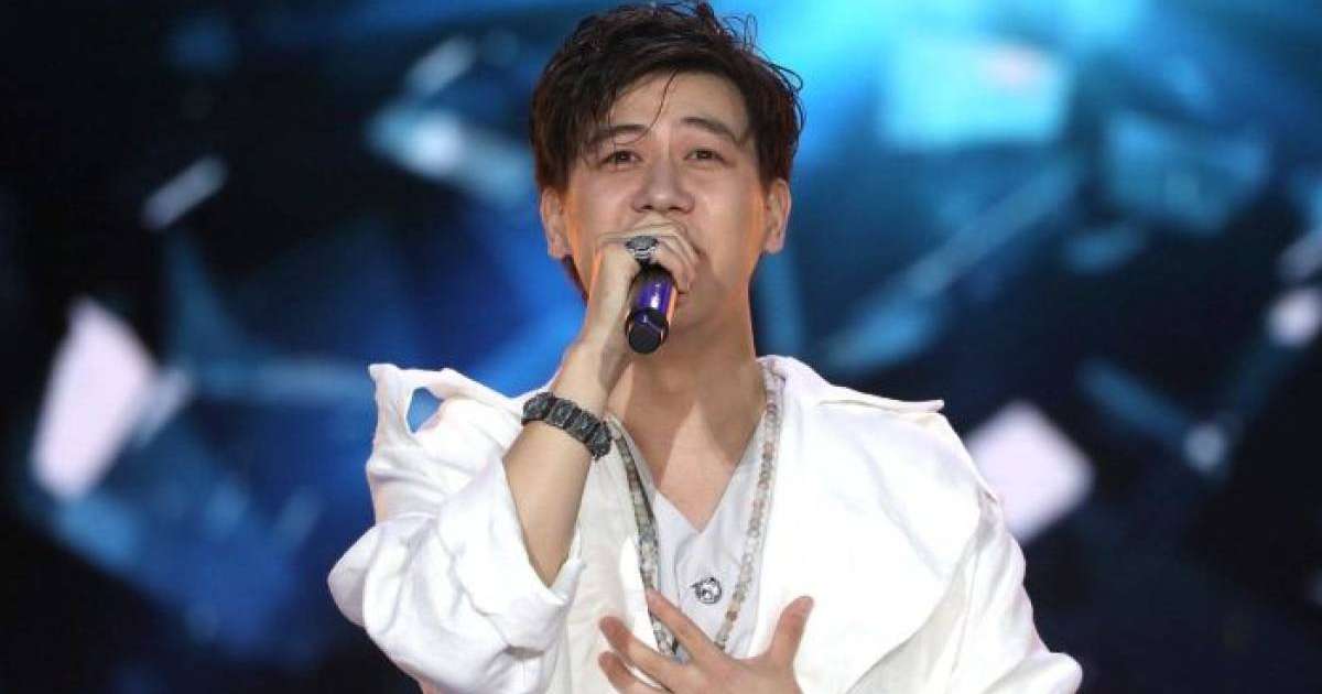 Әділхан Макин екі рет оқудан шығарып жібергенін айтты