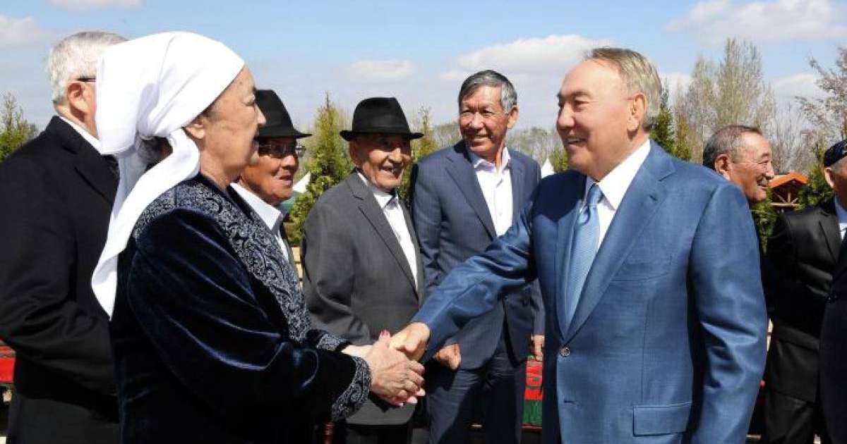 Нұрсұлтан Назарбаев өзінің сыныптастарымен кездесті