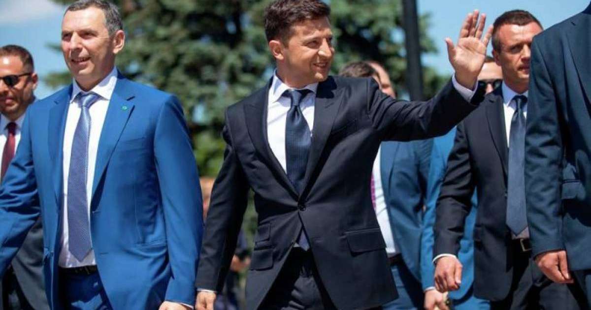 Зеленский Украинаның қорғаныс министрін итеріп жіберді – видео