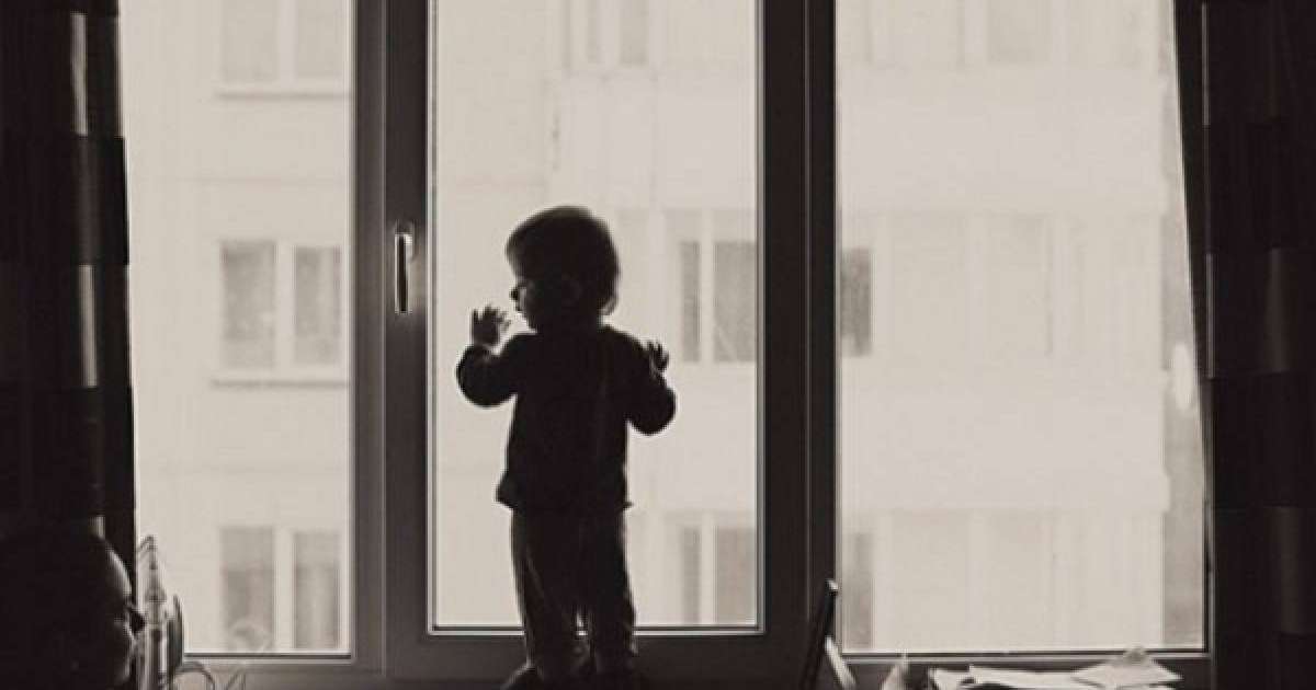 Видеошок: Қабат үйден құлаған баланы жаяу адам ұстап алған