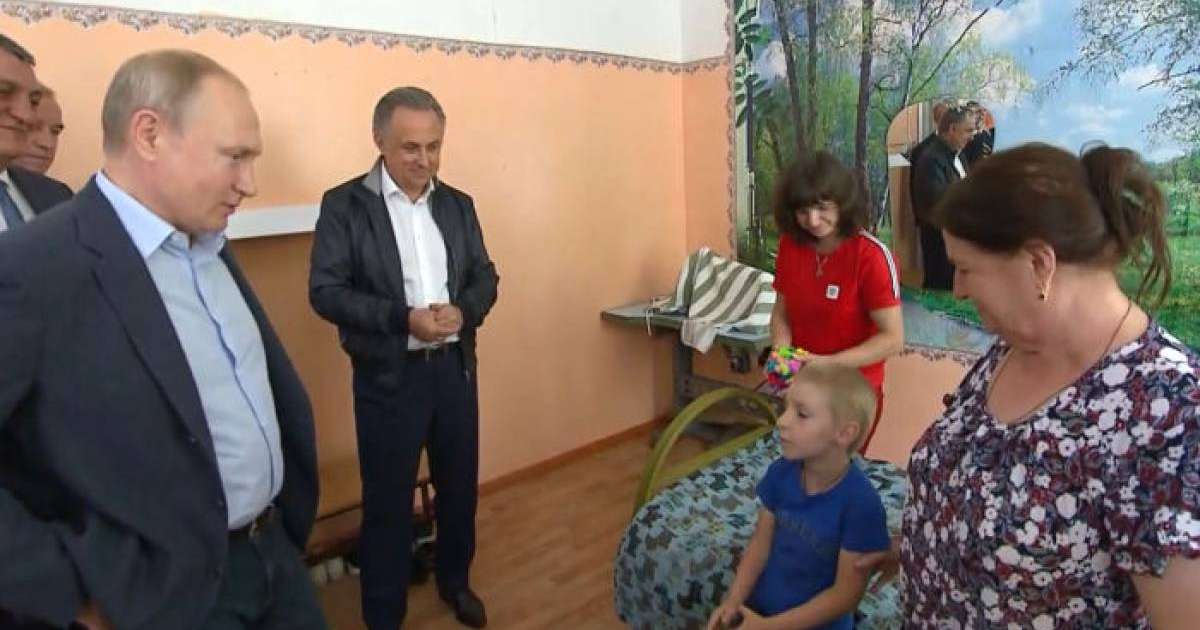 "Тәттіні көп жеме": Владимир Путин кішкентай балаға қандай уәде берді