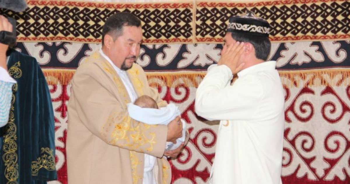 Азан шақырып ат қою. Мұсылманша есімдер