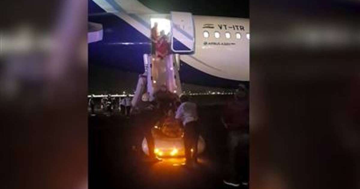 Түтіндей бастаған ұшақтан жолаушылар секіруге мәжбүр болды