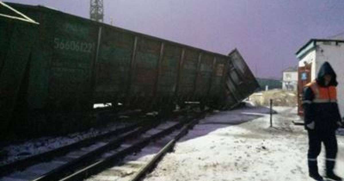 Семейде вагондар рельстен шығып кетті