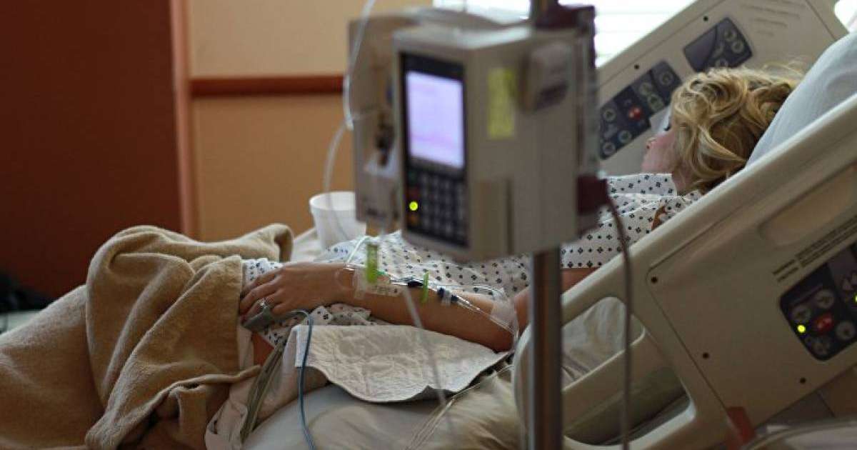 Қостанайда әйелдің басына кірпіш құлады: дәрігерлер жағдайы туралы айтты