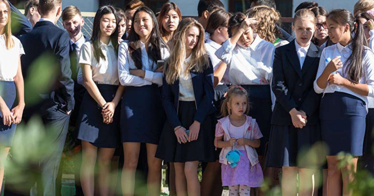 Тәжікстанда оқушылар мен мұғалімдер президенттің көз алдында естен танып құлады