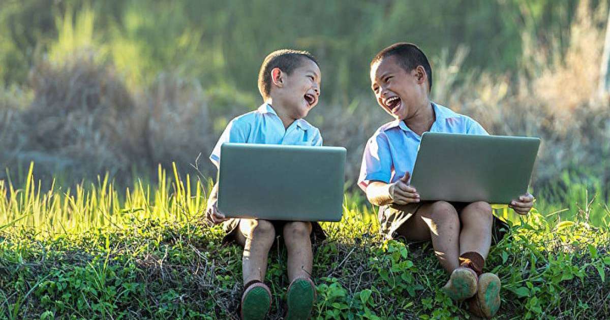 Тойда әншіге пародия жасаған қазақ баласы интернеттің жұлдызына айналды