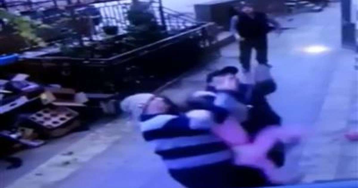 Екі азамат терезеден құлаған қызды қағып алды