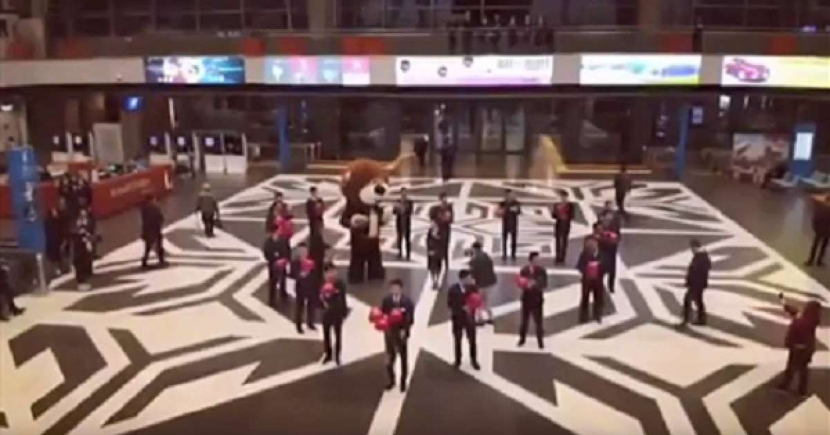 "Нұрлы Жол" вокзалының қызметкері әріптесінің қолын сұрады