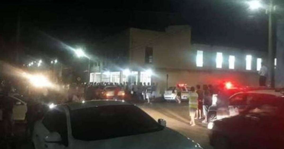 Ер адам шіркеу ішінде әйелімен екі бейтаныс адамдарты атып өлтірген