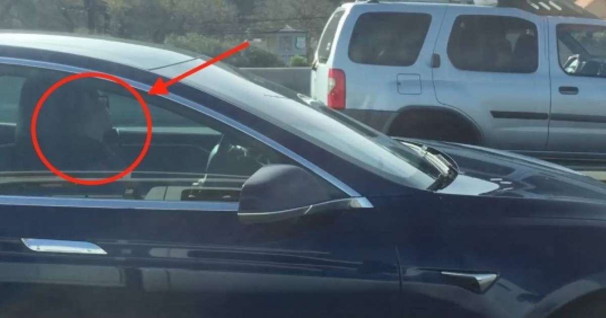 Мас жүргізуші автопилотта ұйықтап қап, тәртіп сақшылары оятқан