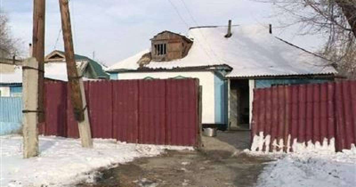 Қайырымды жандар қол-аяғы жоқ мүгедекке үй алып берді