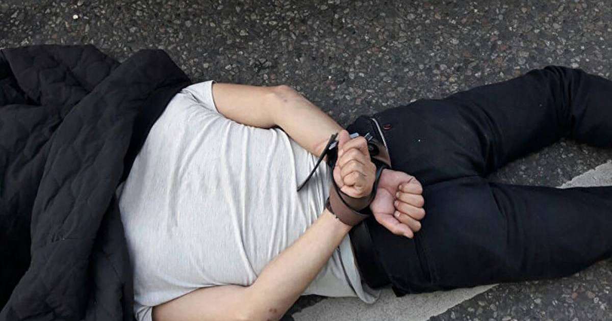 ер адам полиция ұстаған кезде көз жұмды