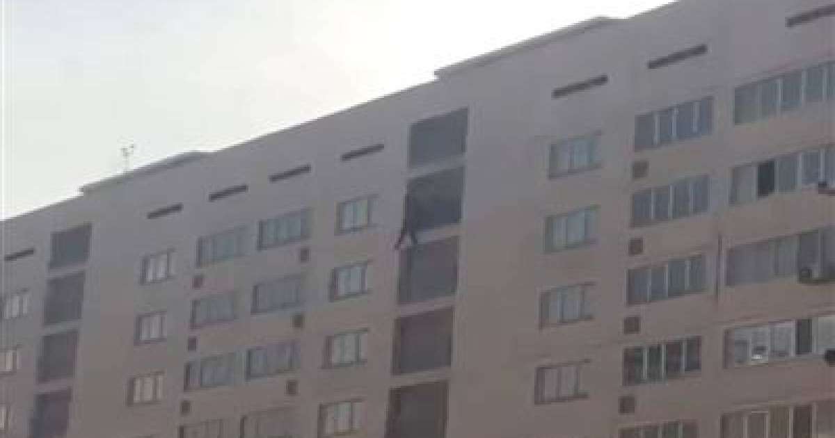 Алматыда ер адам 17-қабаттан секірмекші болды