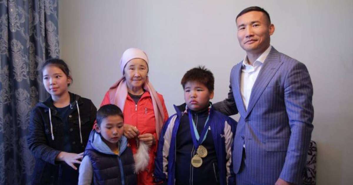 Қанат Ислам астаналық көпбалалы анаға баспана сыйлады