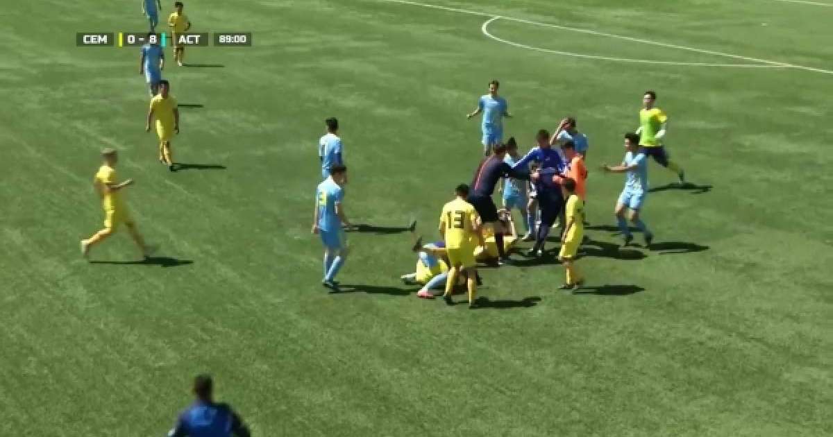 Видеошок: Астана мен Семейдің жас футболшылары алаңда жаппай төбелескен