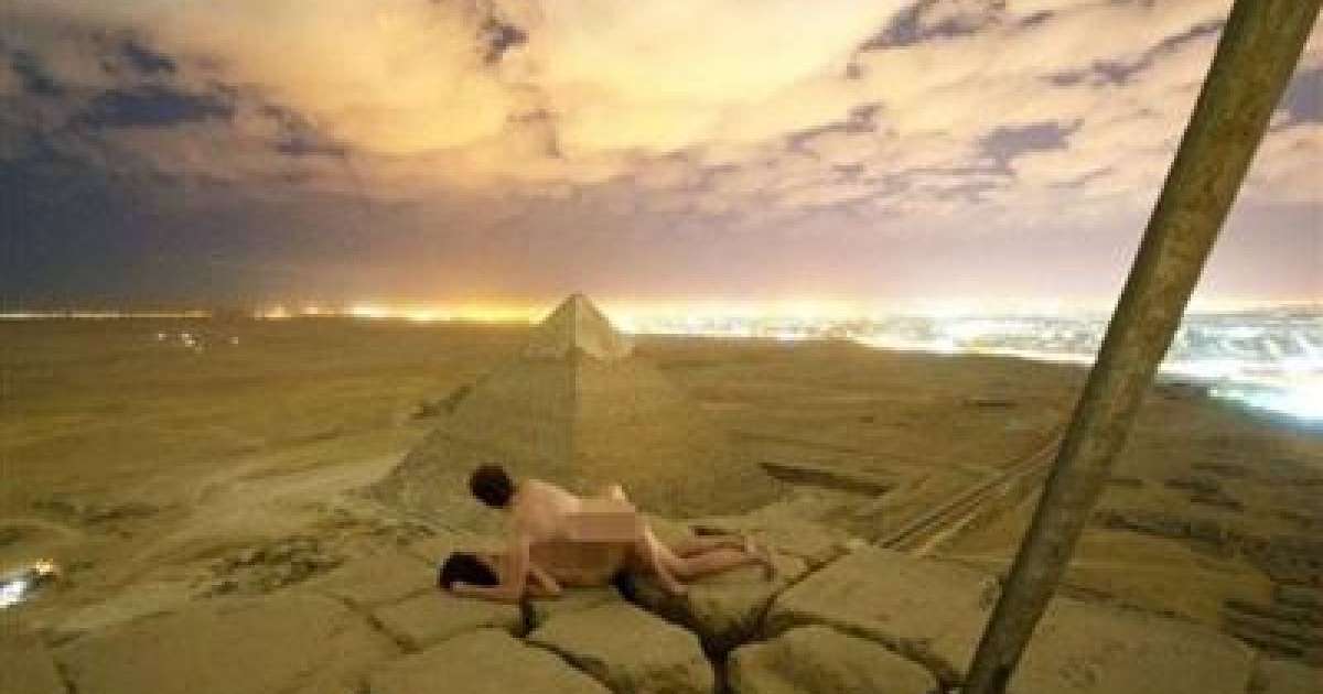 Фотограф Пирамиданың жанында жыныстық қатынасқа түсіп, видеоға түсірген