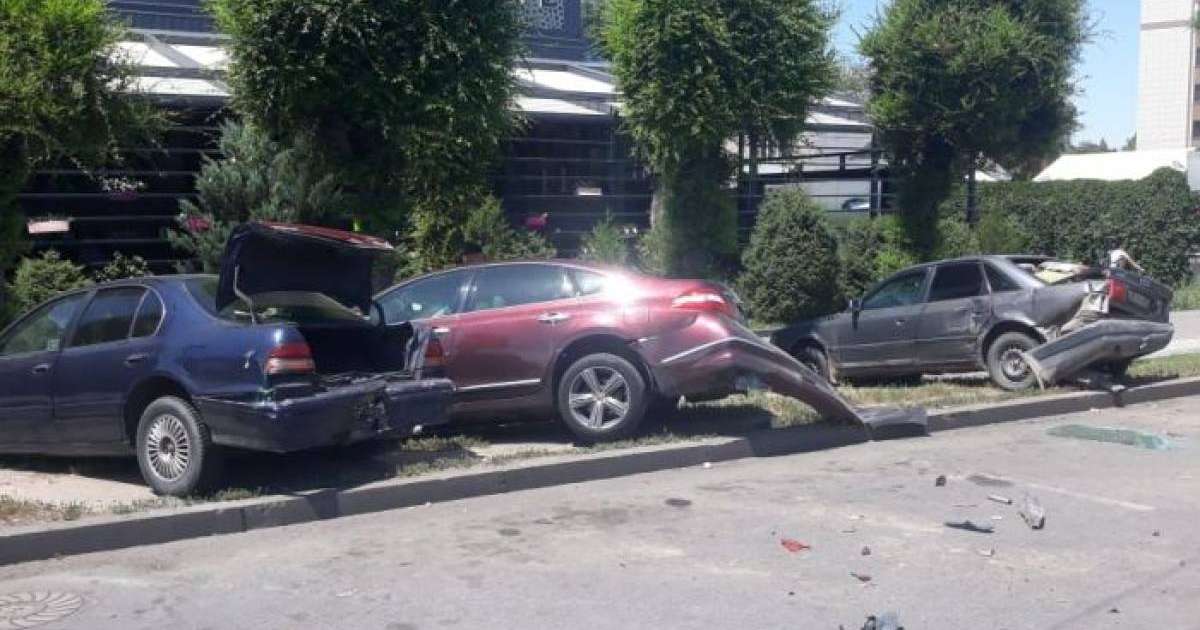 Алматы тұрғыны рөлде қалғып кетіп, бес көліктің быт-шытын шығарды - фото