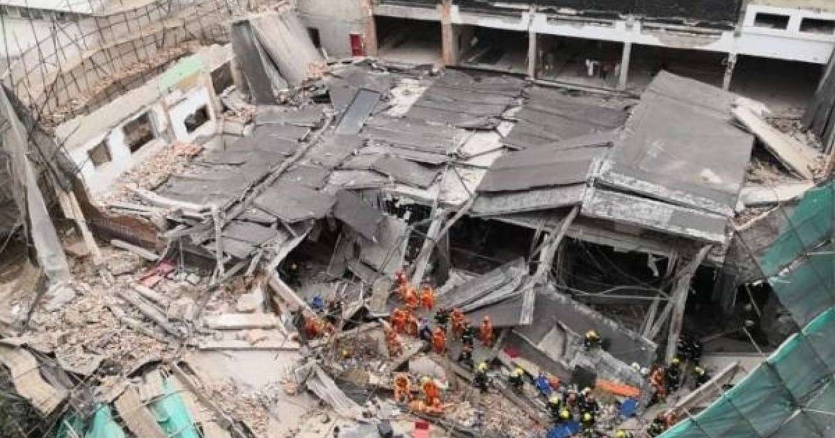 ​Шанхайда ғимарат құлап, астында адамдар қалып қойған