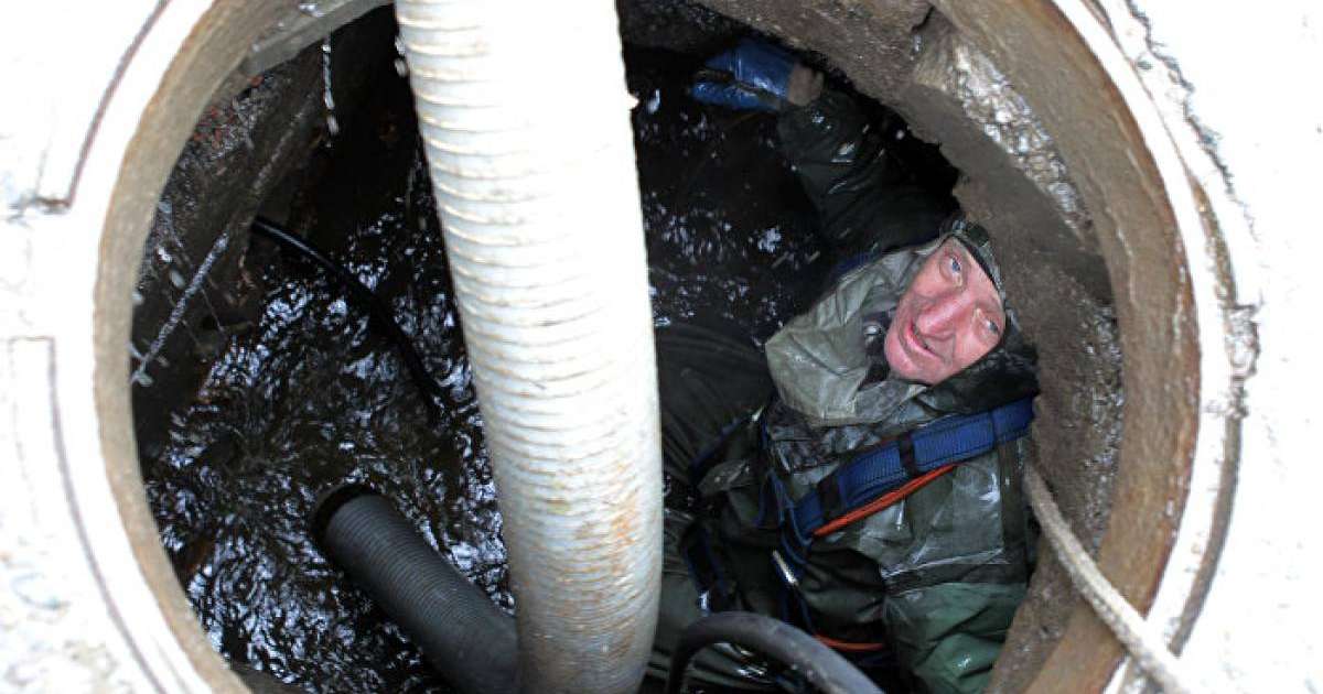 Павлодарда коммуналдық қызмет жұмысшысы жантүршігерлік жағдайда көз жұмды