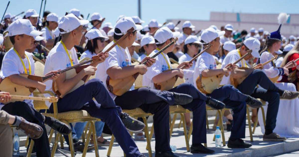 ұлттық аспапты әлемге кімдер танытты