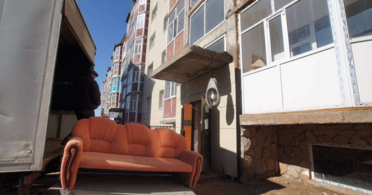 "Отырамыз ба тозып?" Қарағандыда құлап қалған үйдің тұрғындары шу көтерді  