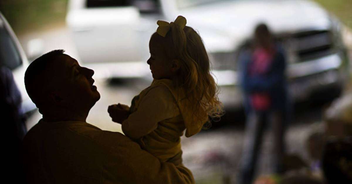 Аңғал әке балабақшадан байқамай біреудің баласын алып кеткен