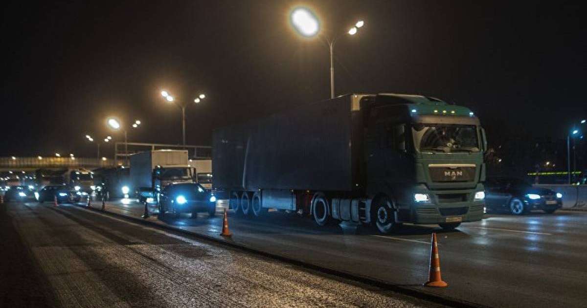 Алматыда такси ұстап тұрған екі қыз бен жігіт қайғылы жағдайға тап болды