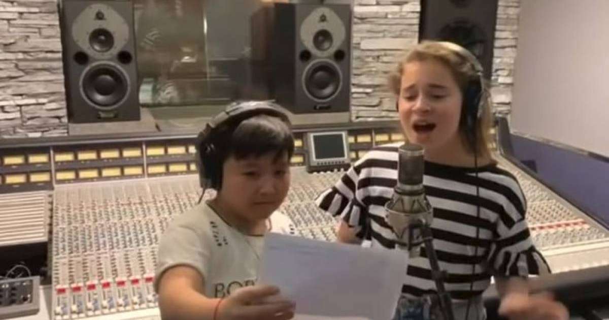 Ержан Максим мен Микелла Абрамова дуэт болып ән айтты