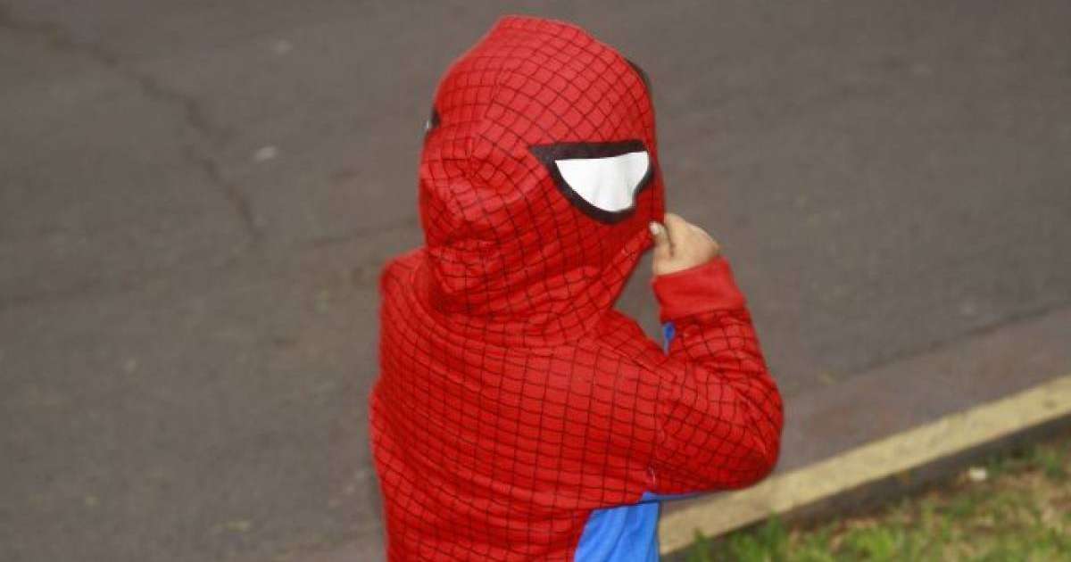 Өрмекші адам болып ойнап жүрген бала сегізінші қабаттан секіріп кетті