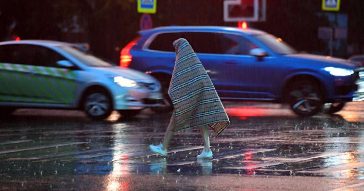 Ақтау жаңалықтары: ер адам әйелдердің қысқа көйлегін киіп көшеге шықты