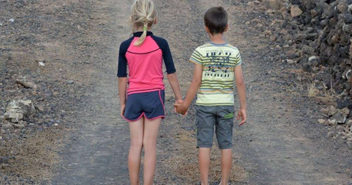 Петропавл тұрғыны балаларының қол-аяғын байлап, жүксалғышқа қамап кеткен