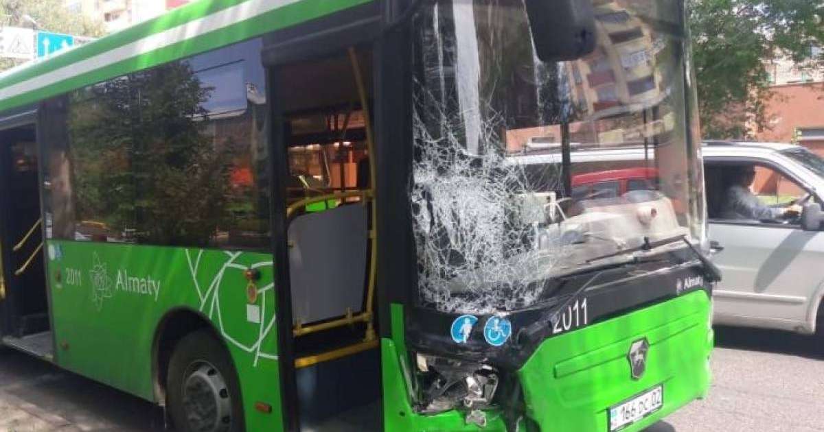 жолаушылар автобусы жол апатына ұшырады