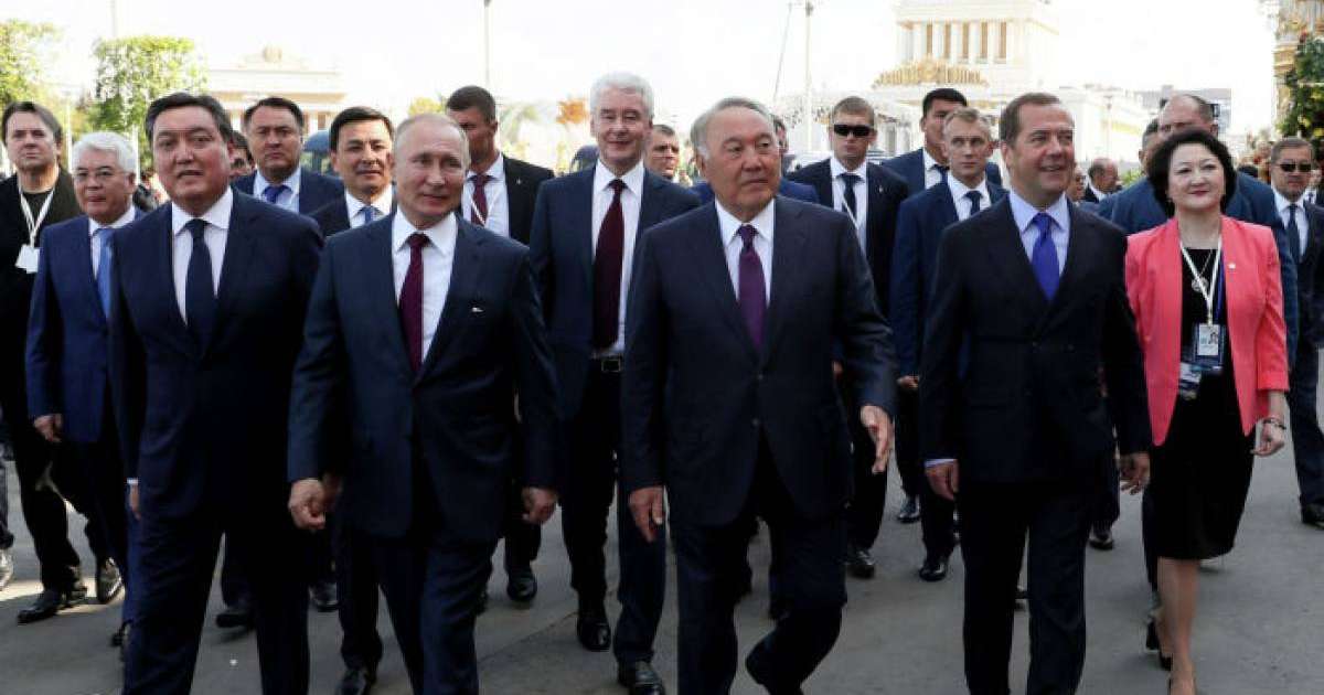 Назарбаев Путинге сыйлық жасады – фото