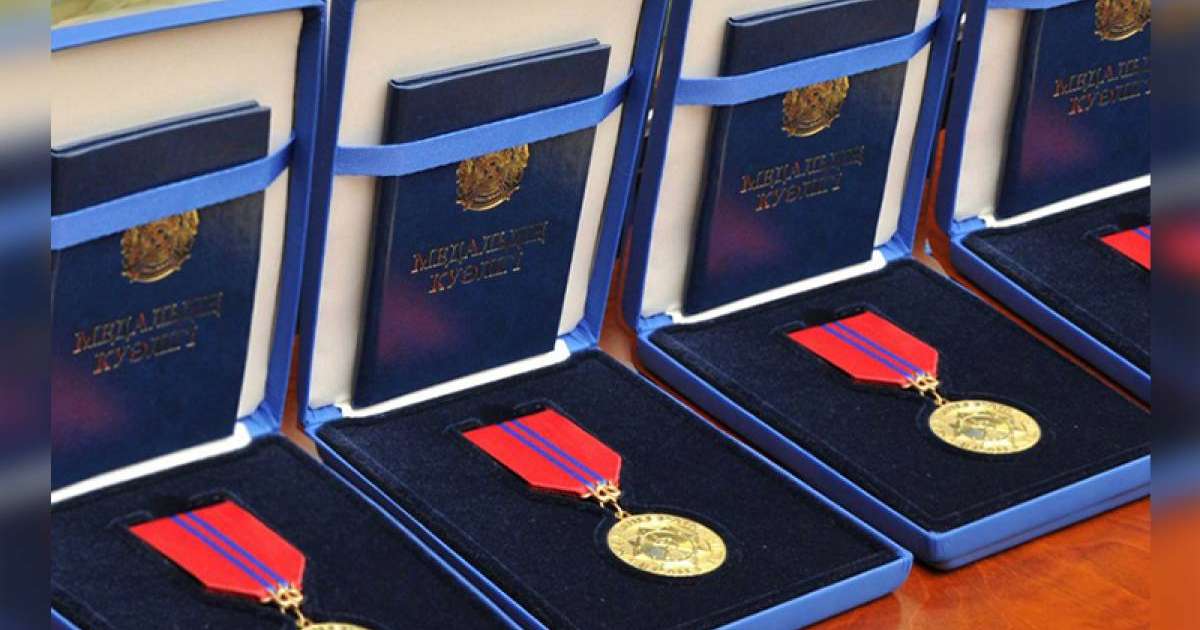 纳扎尔巴耶夫向米-8直升机事故遇难官兵授予奖章