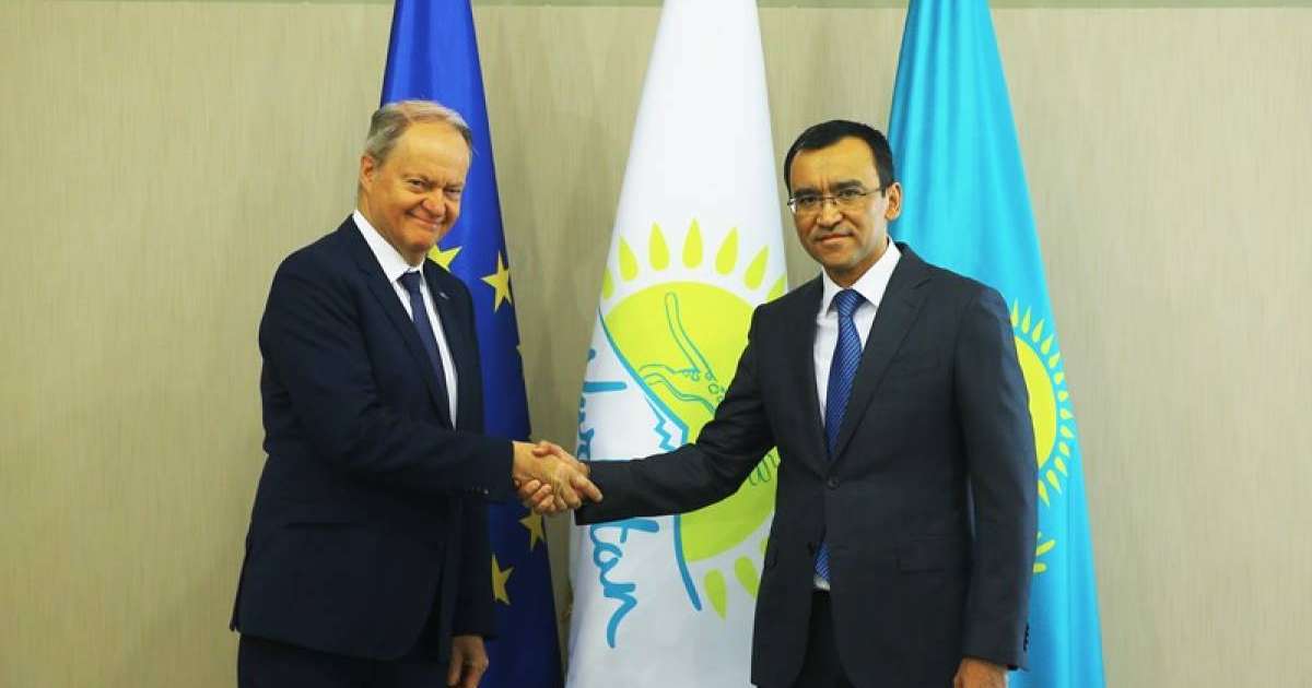 祖国之光党第一副主席会见欧盟驻哈代表处大使卡尔勒森