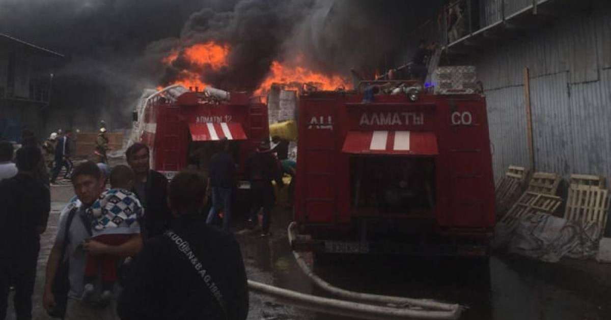 Алматыда "барахолка" өртеніп жатыр – видео