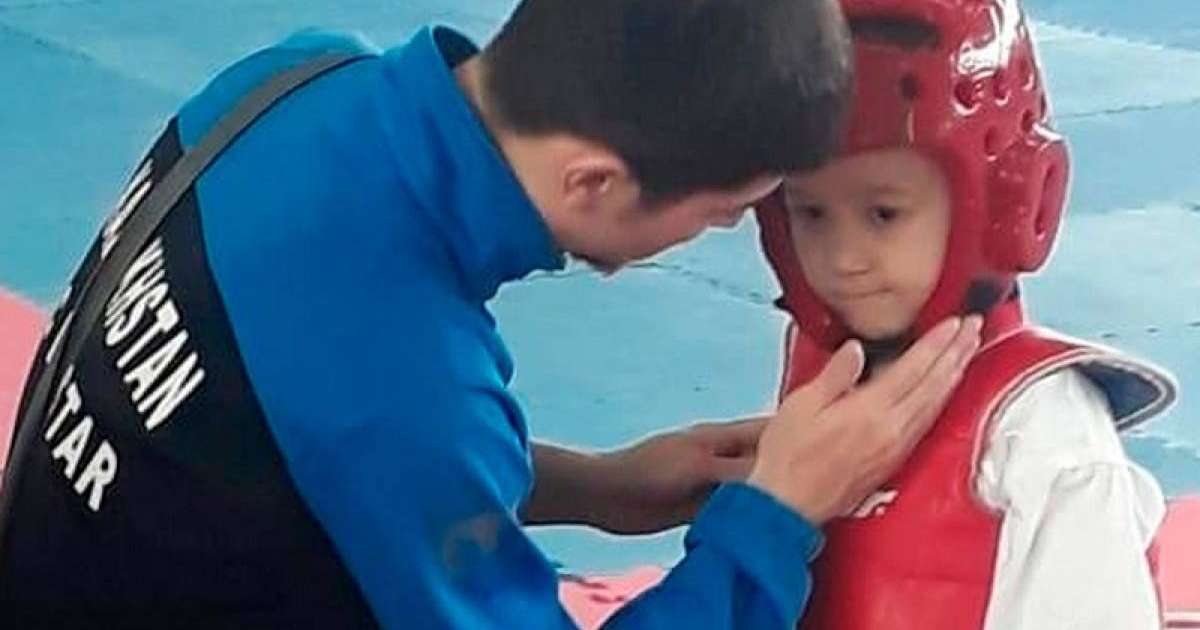 哈萨克斯坦跆拳道小选手模仿UFC巨星麦格雷戈走红网络