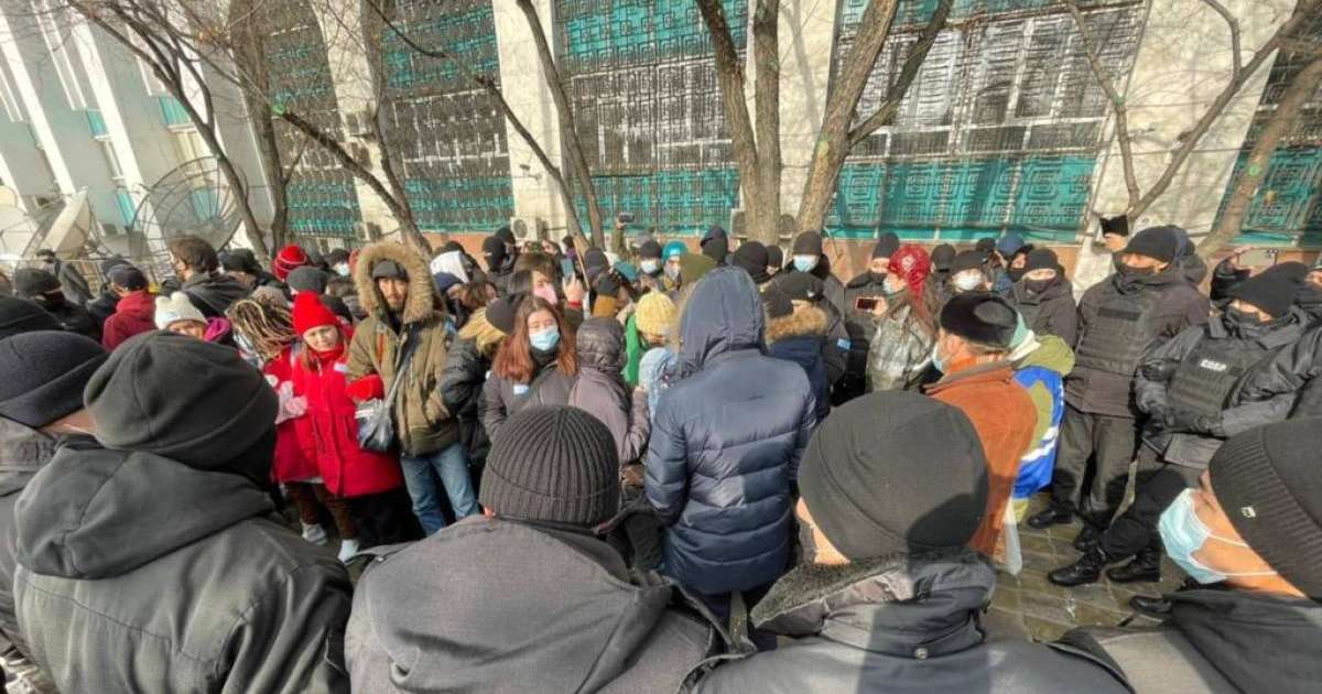 Алматыда белсенділер құрбандарды еске алуға жиналды. Арнайы жасақ оларды қоршап алды