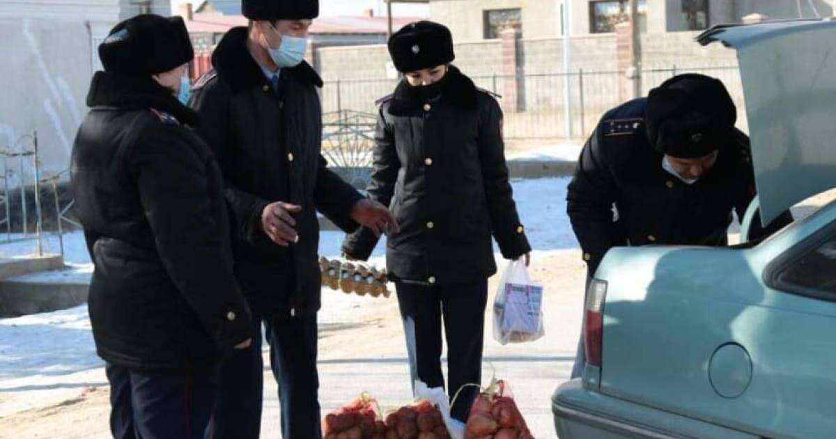 Түркістан облысында полицейлер мұқтаж отбасыларға азық-түлік үлестірді