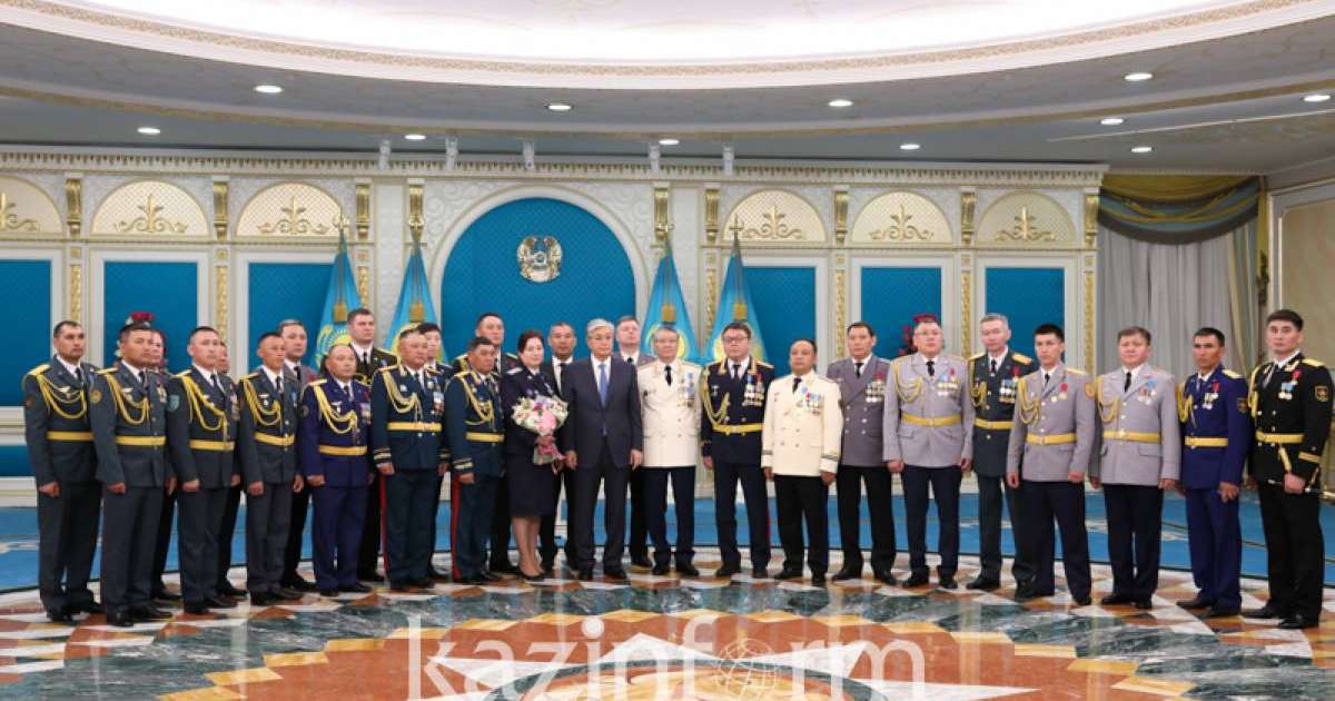 祖国保卫者日：托卡耶夫总统向多个官兵授予奖章