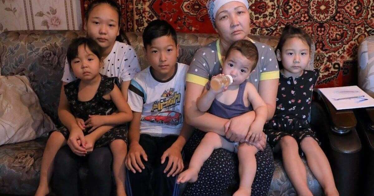 "Қақаған аязда қайда барайын": Бес баласын жалғыз тәрбиелеген әйел көмек сұрады