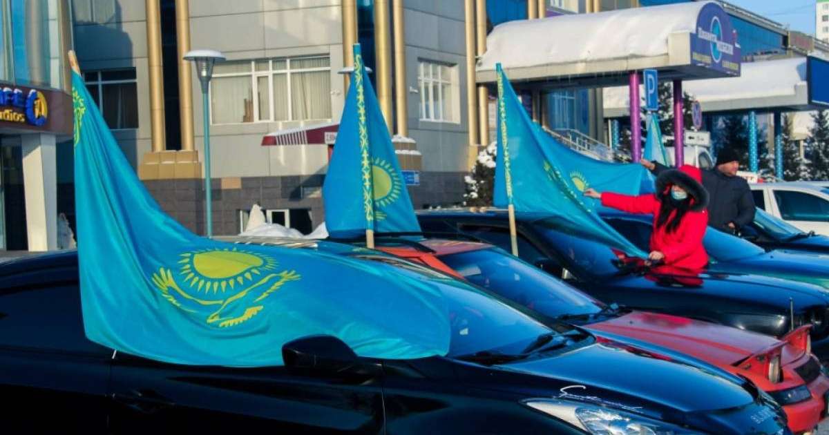 Қазақстандықтар Тәуелсіздік мерекесінде көшеге көк туды ұстап шықты (фото, видео)