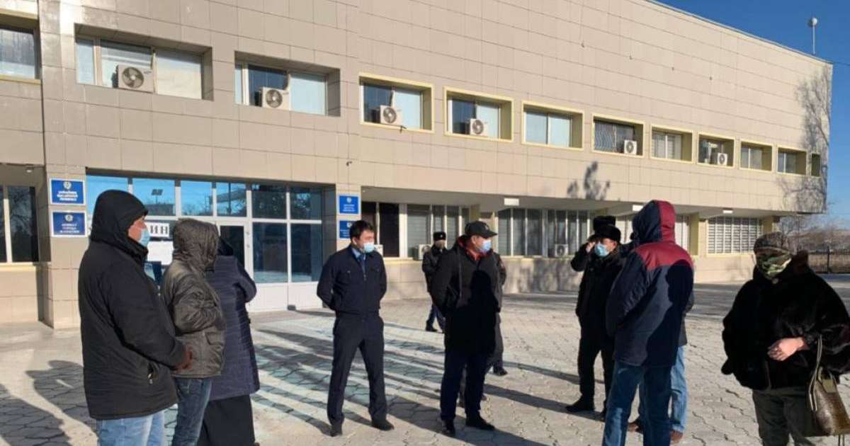 "Биліктің күші қарапайым халыққа ғана жетеді". Жаңаөзендіктер әкімдік алдына жиналды