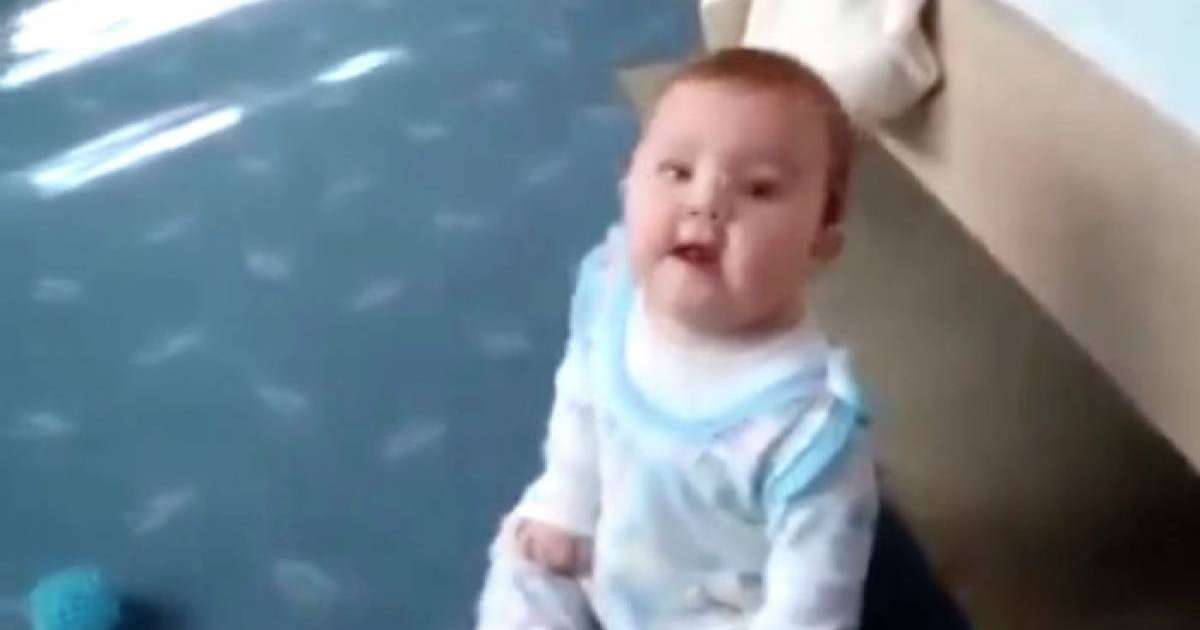 Сәби әлі жүре алмайды, дегенмен бидің түбін түсіреді – күлкілі видео  