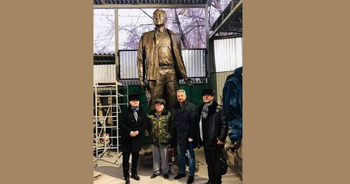 "Ақ жол" Назарбаевқа ескерткіш орнатып жатыр ма: Перуашев жауап берді