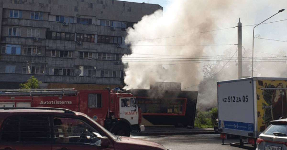 Алматы орталығында танымал бургер сататын орын өртенді