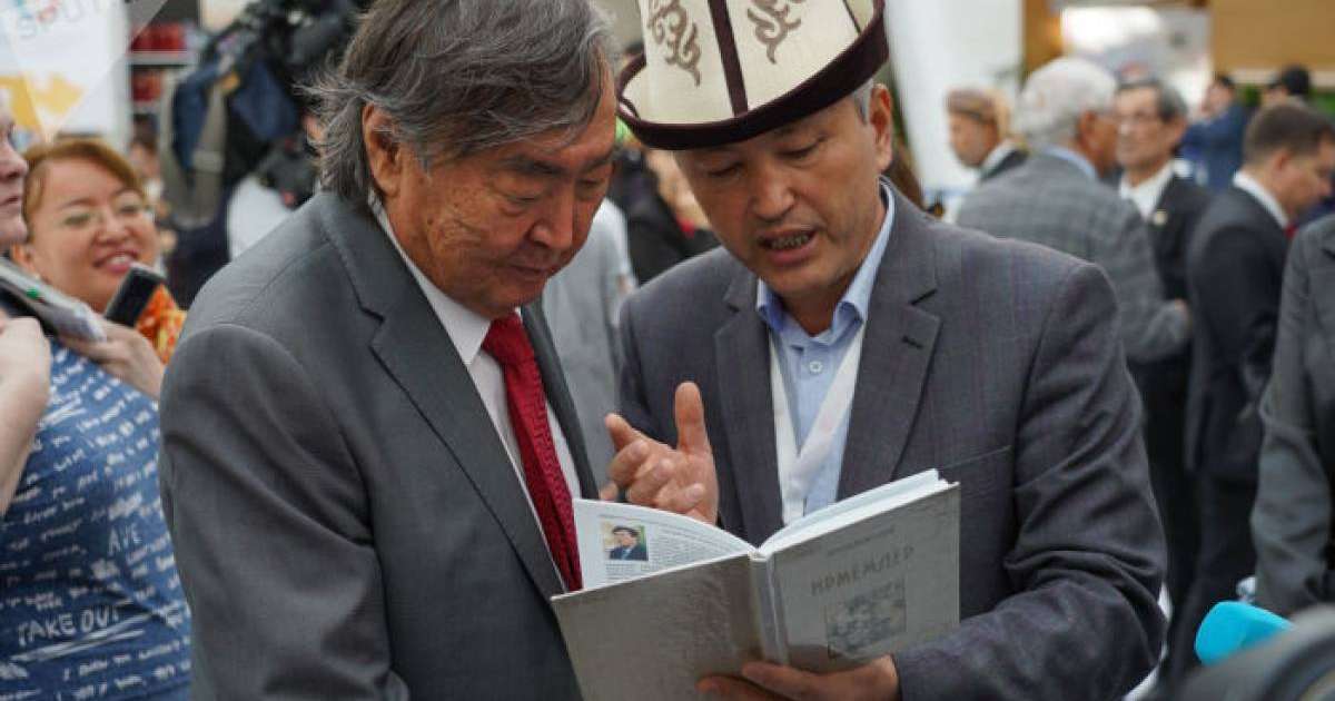 Сүлейменов Елбасының туысы болып кеткен жазушының жағдайы туралы айтты