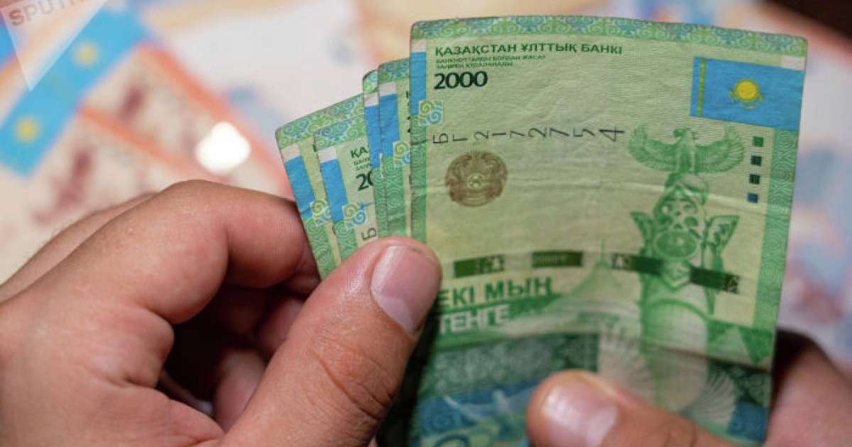 21 мың теңге алған әйелдер жылап отыр 