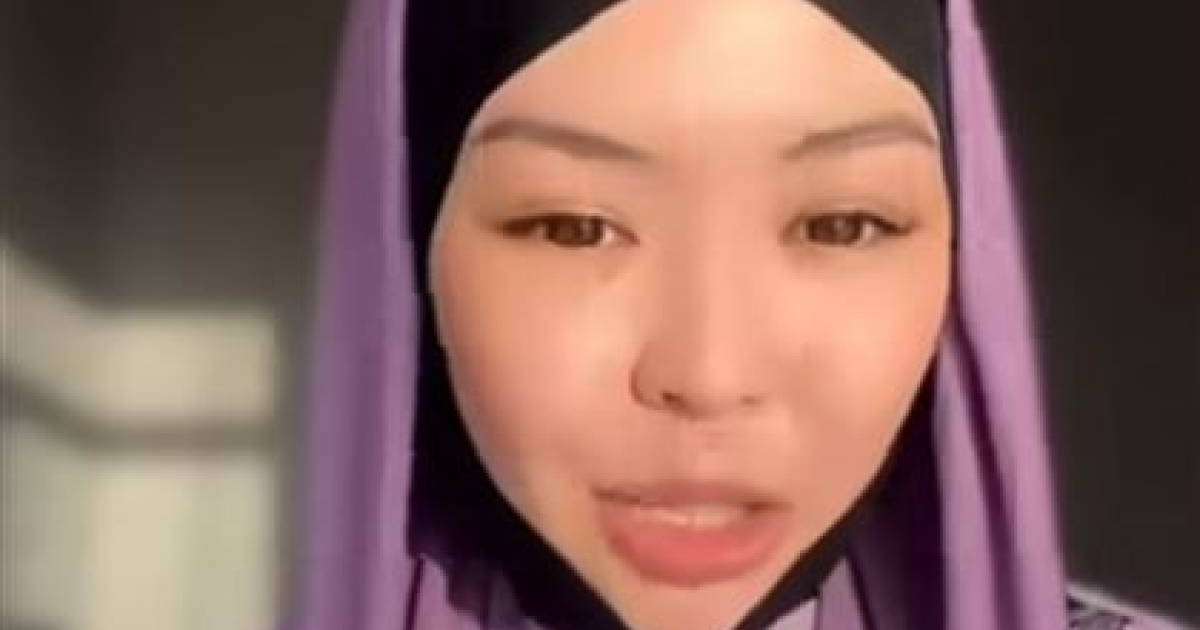 "Иә, бізге орамал таққан үшін ақша төленеді, договор болады, контрактіге отырамыз": Хиджабтағы қыз шындықтың бетін ашты